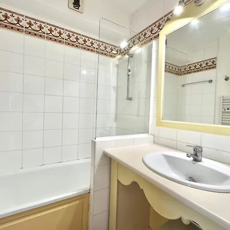 With Terrace & Pool In Les Issambres רוקברון-סור-ארז'נס